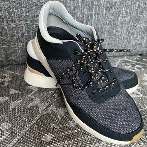 Like new stylish Toms sneakers